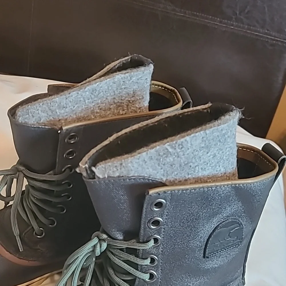 Women’s Sorel Size 8 Black & Green Lace Up Waterproof Boots Waxed Canvas